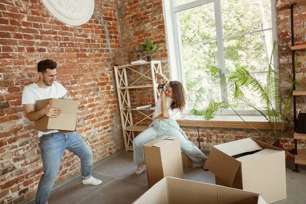 Casal jovem mudou-se para uma nova casa ou apartamento — Fotografia de Stock