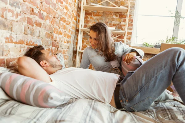 Genç çift yeni bir eve ya da daireye taşındı