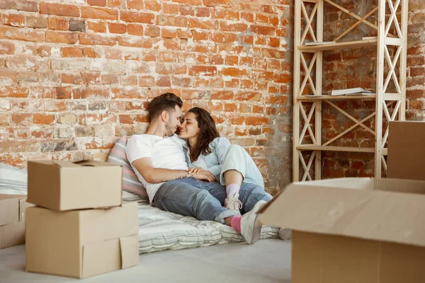 Fiatal házaspár költözött egy új házat vagy lakást — Stock Fotó