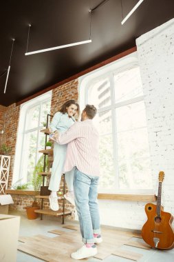 Genç çift yeni bir eve ya da daireye taşındı