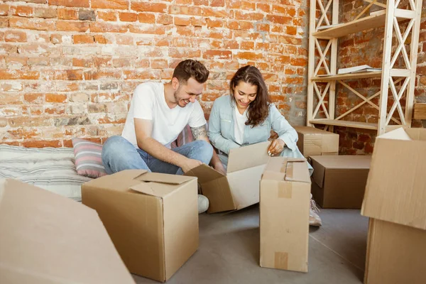 Pareja joven se mudó a una nueva casa o apartamento — Foto de Stock