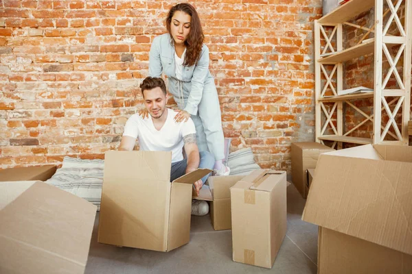 Casal jovem mudou-se para uma nova casa ou apartamento — Fotografia de Stock