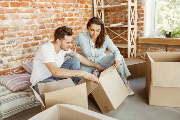 Casal jovem mudou-se para uma nova casa ou apartamento — Fotografia de Stock