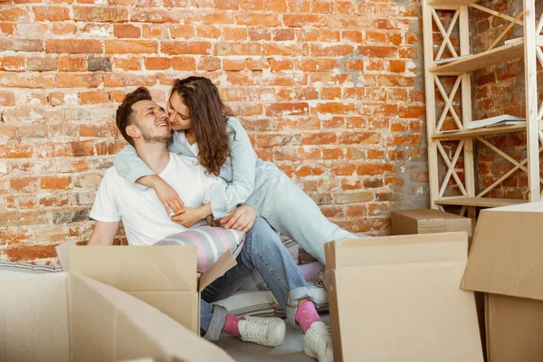 Pareja joven se mudó a una nueva casa o apartamento — Foto de Stock