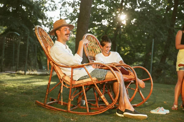 Pareja feliz en la cena de barbacoa en la hora del atardecer — Foto de Stock