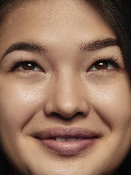 Primer plano retrato de la joven mujer emocional — Foto de Stock