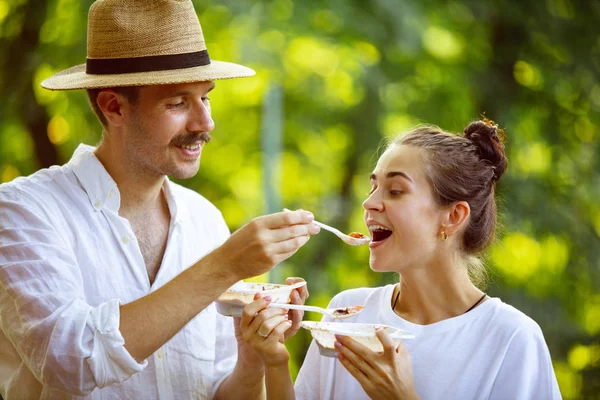 Pareja feliz en la cena de barbacoa en la hora del atardecer —  Fotos de Stock