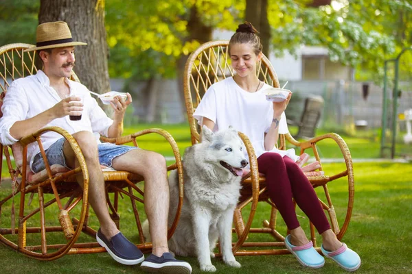 Pareja feliz en la cena de barbacoa en la hora del atardecer — Foto de Stock