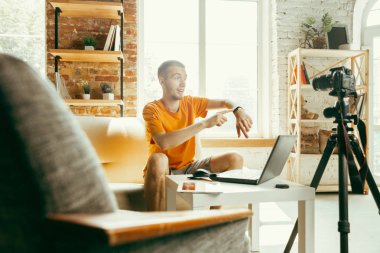Evde gadget'lar kamera kayıt video incelemesi ile Kafkas erkek blogger