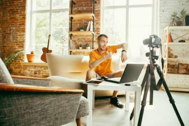 Evde gadget'lar kamera kayıt video incelemesi ile Kafkas erkek blogger