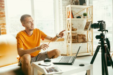 Evde gadget'lar kamera kayıt video incelemesi ile Kafkas erkek blogger