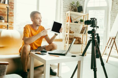 Evde gadget'lar kamera kayıt video incelemesi ile Kafkas erkek blogger