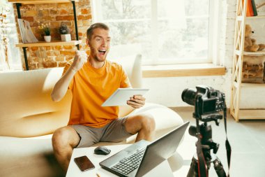 Evde gadget'lar kamera kayıt video incelemesi ile Kafkas erkek blogger