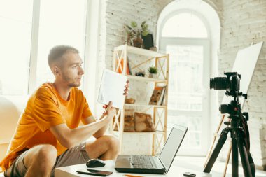 Evde gadget'lar kamera kayıt video incelemesi ile Kafkas erkek blogger
