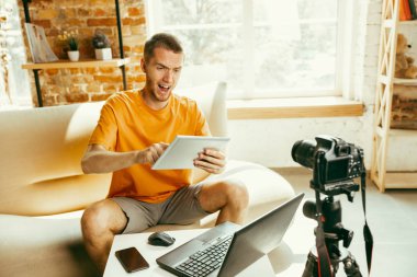 Evde gadget'lar kamera kayıt video incelemesi ile Kafkas erkek blogger