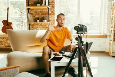 Evde gadget'lar kamera kayıt video incelemesi ile Kafkas erkek blogger
