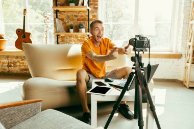 Evde gadget'lar kamera kayıt video incelemesi ile Kafkas erkek blogger