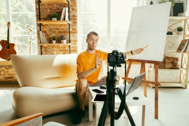 Evde gadget'lar kamera kayıt video incelemesi ile Kafkas erkek blogger