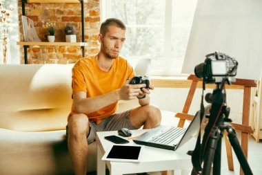 Evde gadget'lar kamera kayıt video incelemesi ile Kafkas erkek blogger