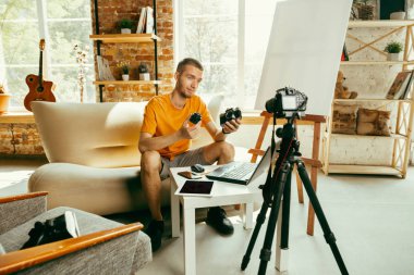Evde gadget'lar kamera kayıt video incelemesi ile Kafkas erkek blogger