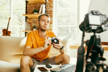 Evde gadget'lar kamera kayıt video incelemesi ile Kafkas erkek blogger