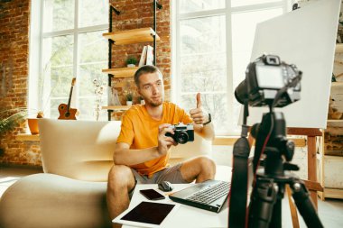 Evde gadget'lar kamera kayıt video incelemesi ile Kafkas erkek blogger