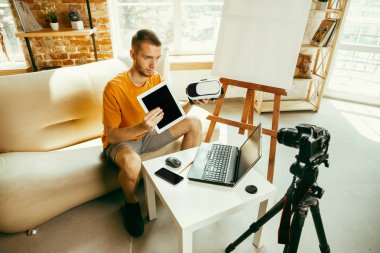 Evde gadget'lar kamera kayıt video incelemesi ile Kafkas erkek blogger