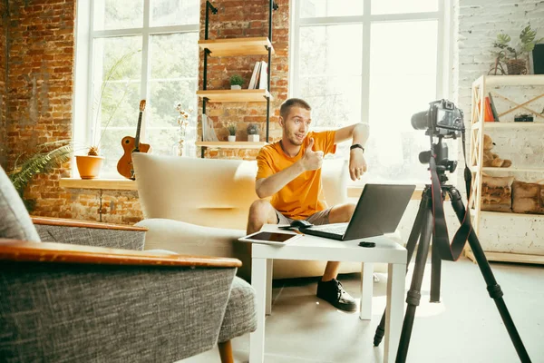 Kaukasische männliche Blogger mit Kamera Aufzeichnung Video Überprüfung von Gadgets zu Hause — Stockfoto