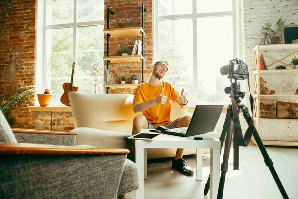 Caucásico blogger masculino con cámara de grabación de vídeo de revisión de gadgets en casa — Foto de Stock