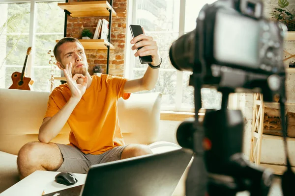 Blogueur masculin caucasien avec caméra enregistrement vidéo examen de gadgets à la maison — Photo