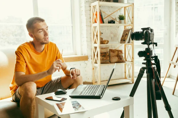 Caucásico blogger masculino con cámara de grabación de vídeo de revisión de gadgets en casa — Foto de Stock