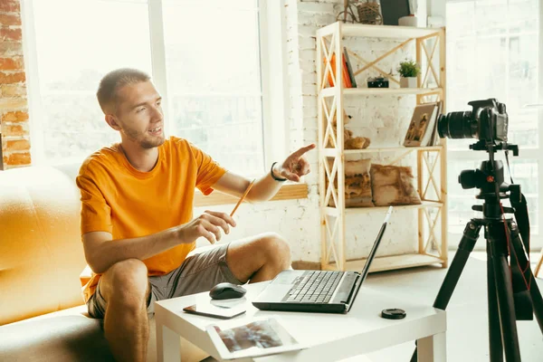 Caucásico blogger masculino con cámara de grabación de vídeo de revisión de gadgets en casa — Foto de Stock