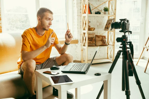 Caucásico blogger masculino con cámara de grabación de vídeo de revisión de gadgets en casa — Foto de Stock