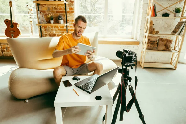 Caucásico blogger masculino con cámara de grabación de vídeo de revisión de gadgets en casa — Foto de Stock