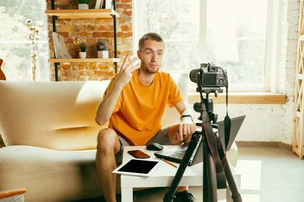 Caucásico blogger masculino con cámara de grabación de vídeo de revisión de gadgets en casa — Foto de Stock