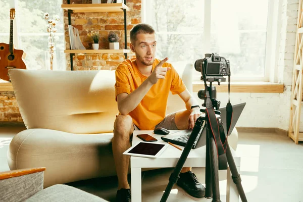 Caucásico blogger masculino con cámara de grabación de vídeo de revisión de gadgets en casa — Foto de Stock