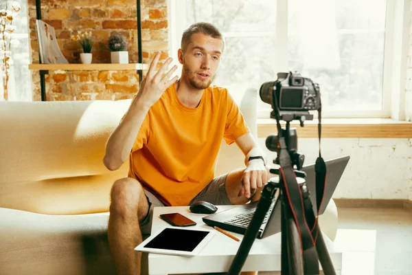 Caucásico blogger masculino con cámara de grabación de vídeo de revisión de gadgets en casa — Foto de Stock
