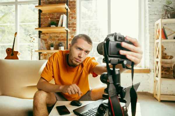 Blogger maschio caucasico con videocamera registrazione video recensione di gadget a casa — Foto Stock