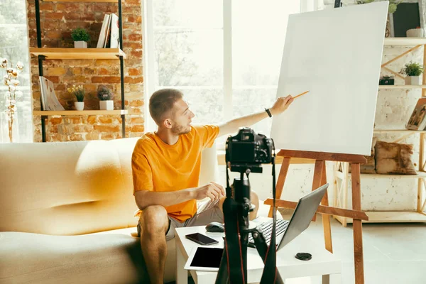 Caucásico blogger masculino con cámara de grabación de vídeo de revisión de gadgets en casa — Foto de Stock