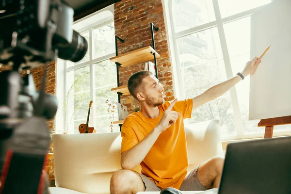 Caucásico blogger masculino con cámara de grabación de vídeo de revisión de gadgets en casa — Foto de Stock