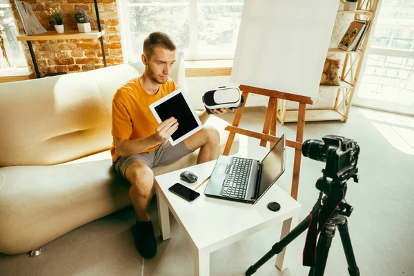 Caucásico blogger masculino con cámara de grabación de vídeo de revisión de gadgets en casa — Foto de Stock