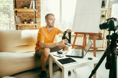 Evde gadget'lar kamera kayıt video incelemesi ile Kafkas erkek blogger