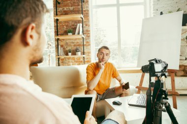 Evde profesyonel kamera kayıt video röportaj ile iki genç erkek blogcular