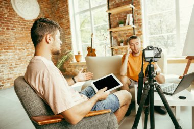 Evde profesyonel kamera kayıt video röportaj ile iki genç erkek blogcular
