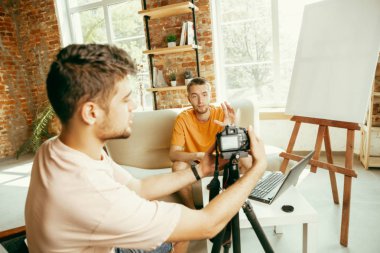 Evde profesyonel kamera kayıt video röportaj ile iki genç erkek blogcular