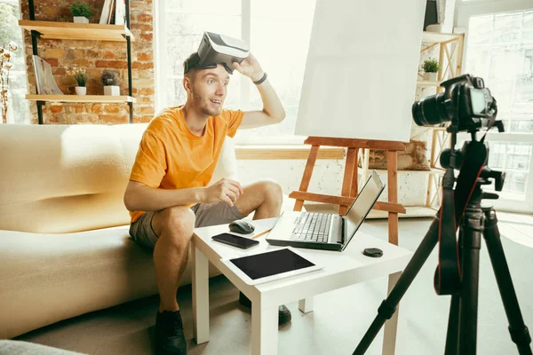 Caucásico blogger masculino con cámara de grabación de vídeo de revisión de gadgets en casa — Foto de Stock