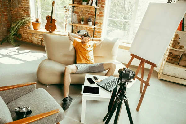 Caucásico blogger masculino con cámara de grabación de vídeo de revisión de gadgets en casa — Foto de Stock