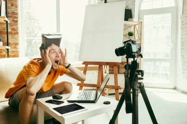 Evde gadget'lar kamera kayıt video incelemesi ile Kafkas erkek blogger