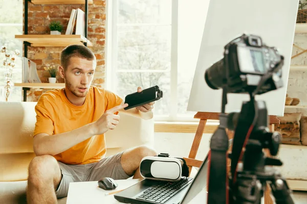 Blogueur masculin caucasien avec caméra enregistrement vidéo examen de gadgets à la maison — Photo