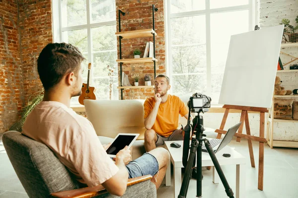 Dos jóvenes bloggers masculinos con video entrevista de grabación de cámara profesional en casa — Foto de Stock